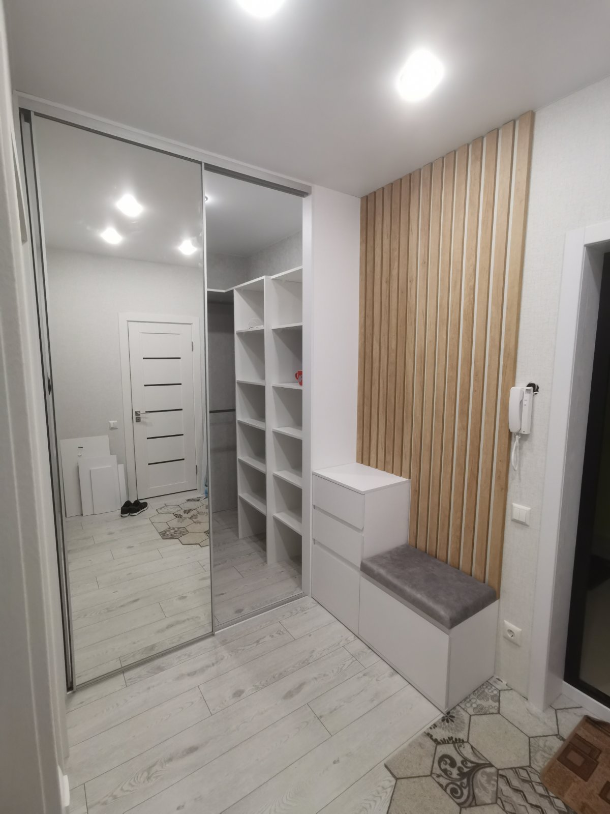 Прихожая с гардеробной