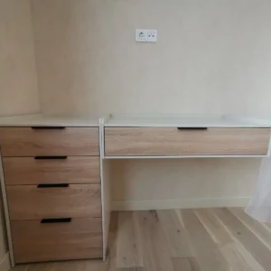 Светлый письменный стол с тумбой